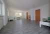 Karlsfeld: Helles Büro/Praxis mit 3,5-4-Zimmern (erweiterbar) und Top-Anbindung - riesiges Wohnzimmer